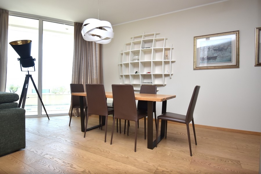 Matplats med stort fönster och modern design