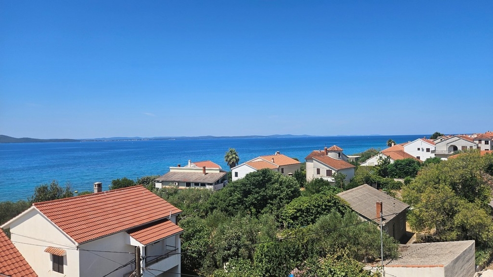 Havsutsikt över lägenheterna A3682 i Diklo nära Zadar.