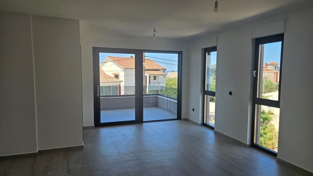 Ljust vardagsrum med utgång till balkong