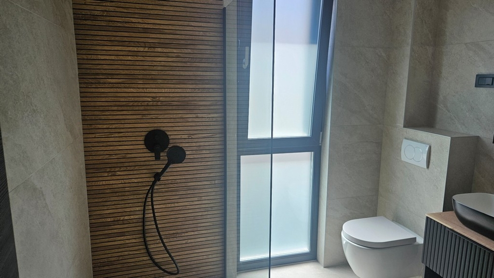 Badrum med modern dusch