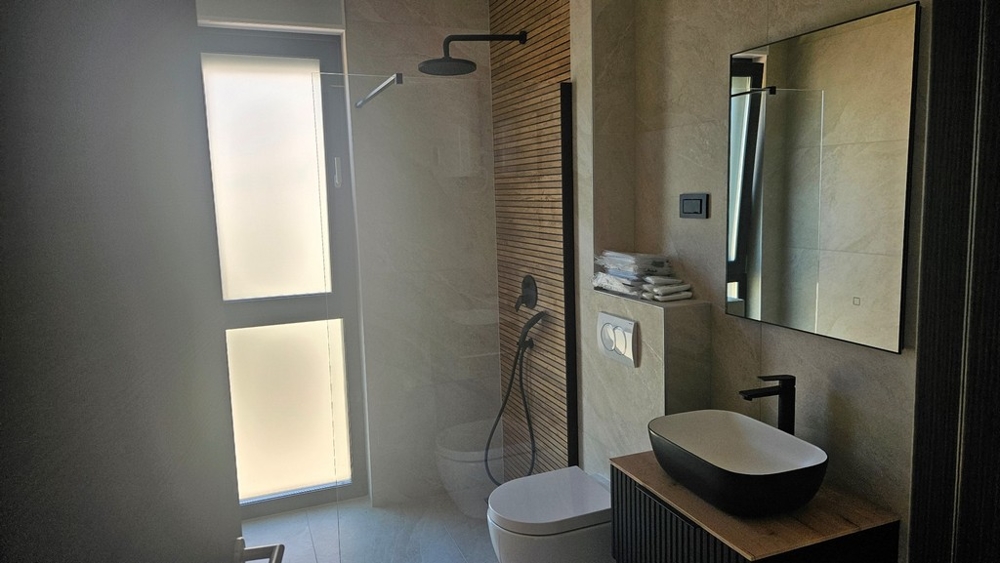 Badrum med duschkabin och spegel