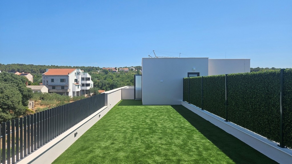 Takterrass med konstgräs och utsikt över landskapet