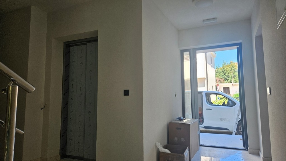 Entré med hiss i den nya byggnaden