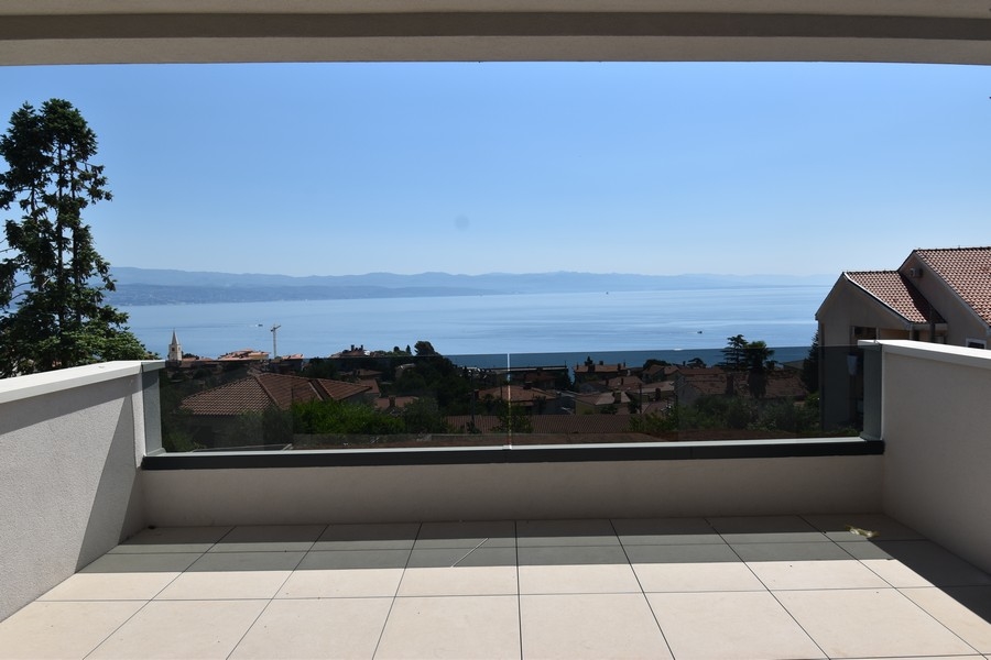 Terrass med oavbruten utsikt över havet nära Lovran, Opatija-regionen.