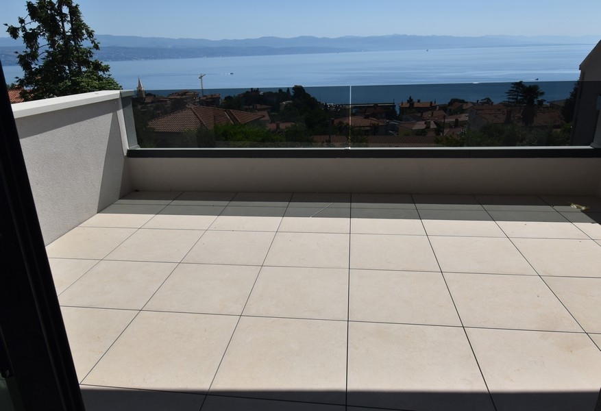 Balkong med havsutsikt och glasräcke