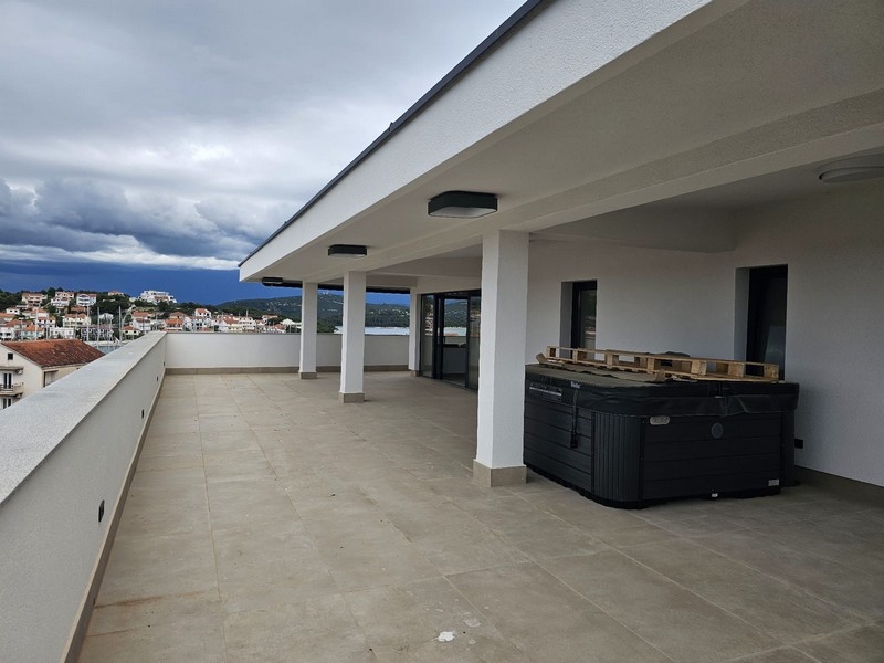 Takterrass med bubbelpool av fastighet A3687 i Kroatien - Panorama Scouting.