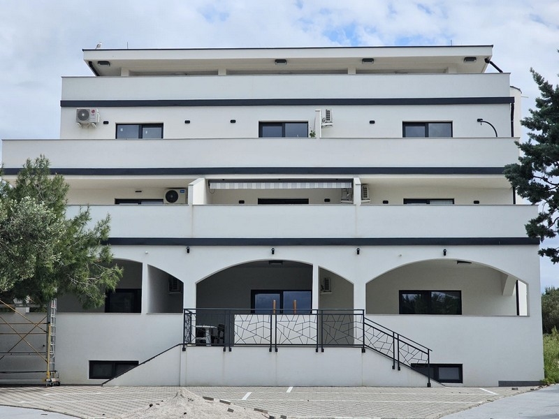 Modern ny byggnad - takvåningen på översta våningen är till salu i Jezera, ön Murter.