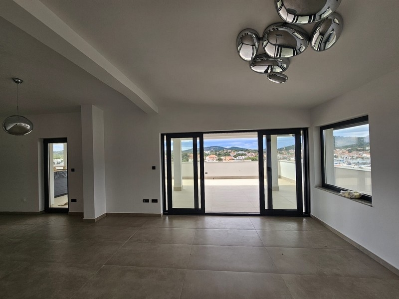 Modernt vardagsrum med stora dörrar till takterrassen. Fastighet A3687 i Kroatien.