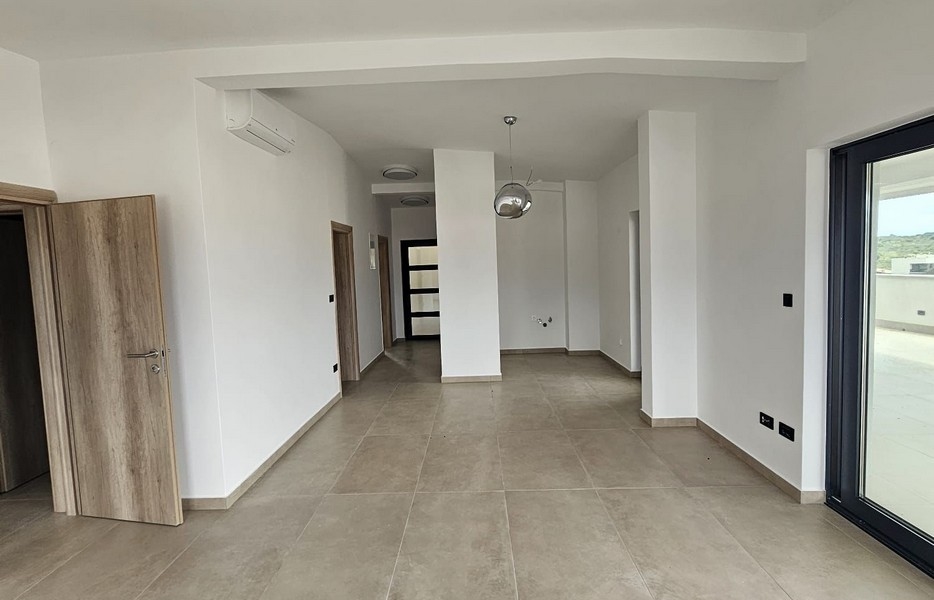 Ljust vardagsrum med klinkergolv