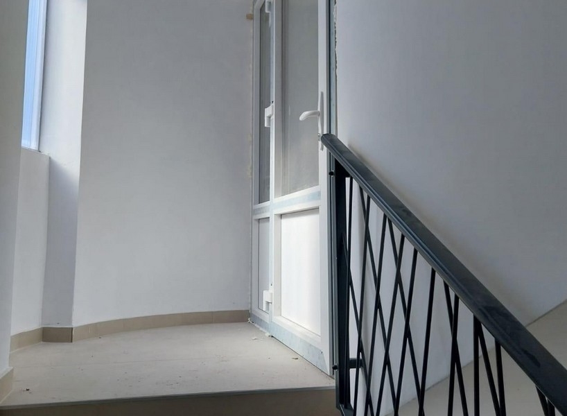 Trappa med dörr och metallräcke