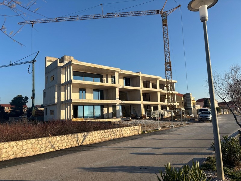 Nybyggd A3690 i första raden till havet i Kroatien till salu.