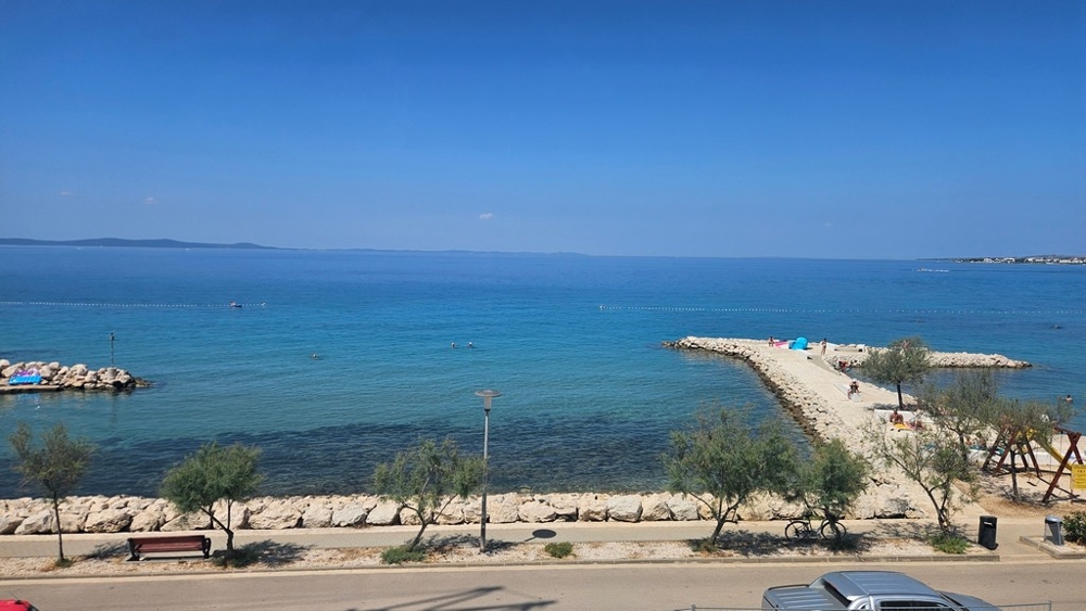 Utsikt över havet och badplatån i Zaton