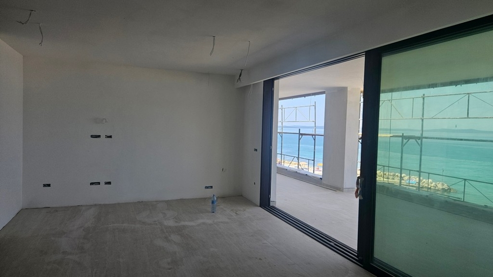 Vardagsrum under utveckling med havsutsikt