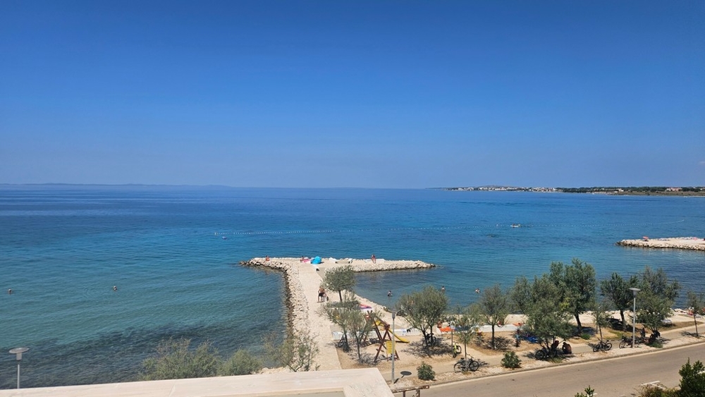 Panoramautsikt över havet från lägenhet A3692 precis vid havet i Kroatien.