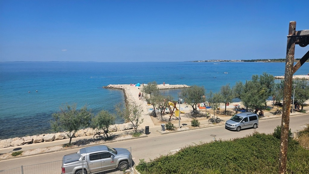Utsikt från terrassen över havet och strandpromenaden i Zaton