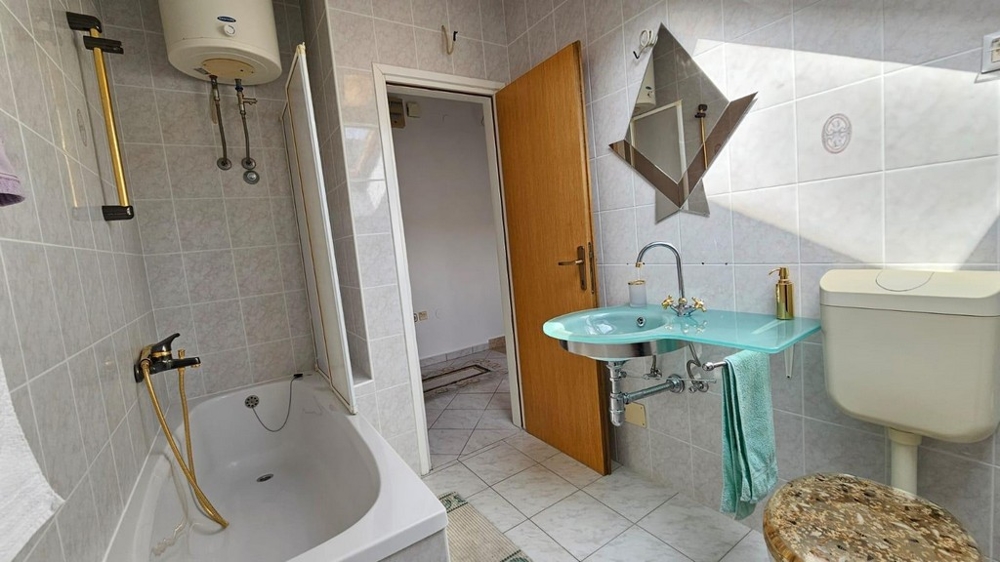 Badrum med badkar och handfat