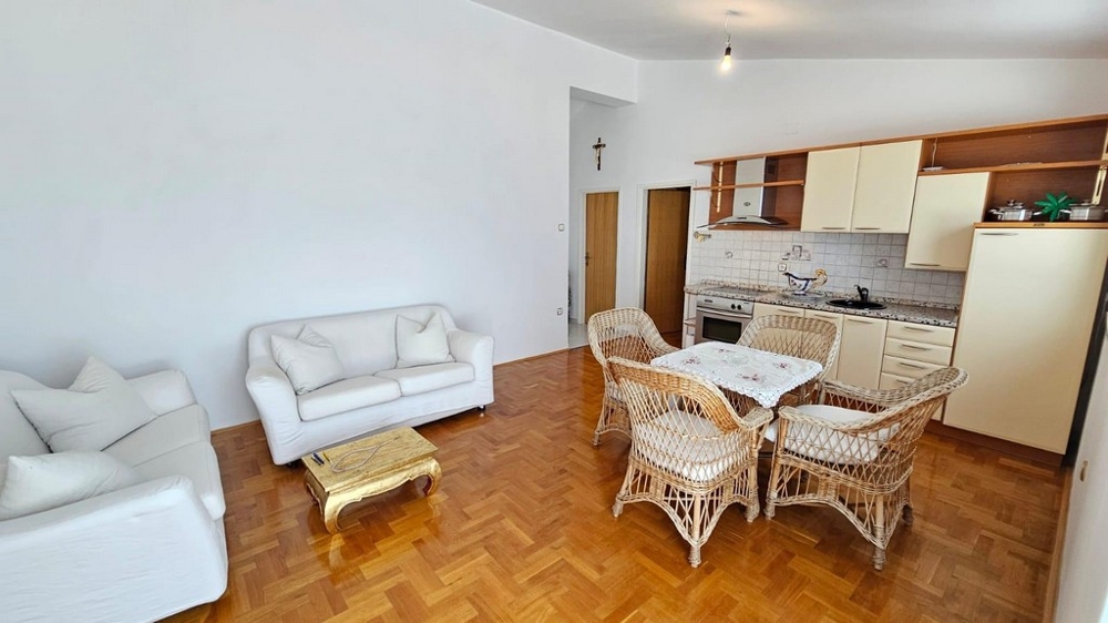 Vardagsrum med öppet kök och sittgrupp