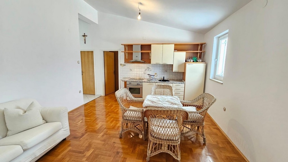 Kök med matbord och två soffor