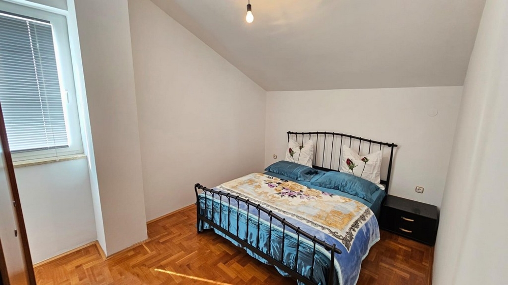 Sovrum med dubbelsäng och fönster