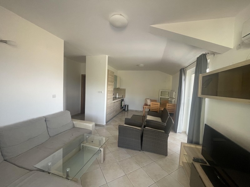 Möblerat vardagsrum på fastighet A3696 i Kroatien - Panorama Scouting.