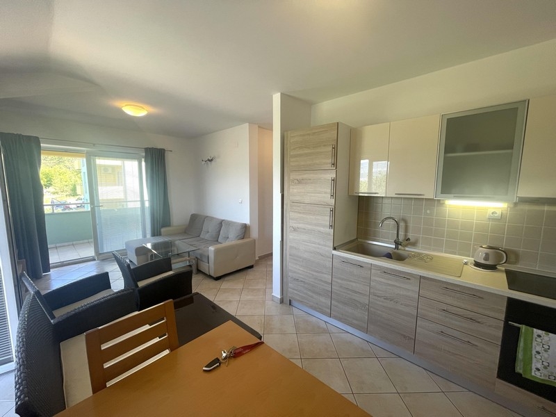 Kök och utsikt in i vardagsrummet på fastighet A3696.