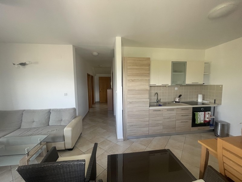 Vardagsrum och kök.