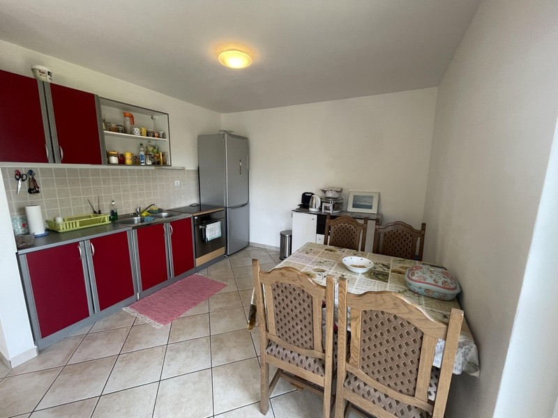 Kök med matbord och röda fronter