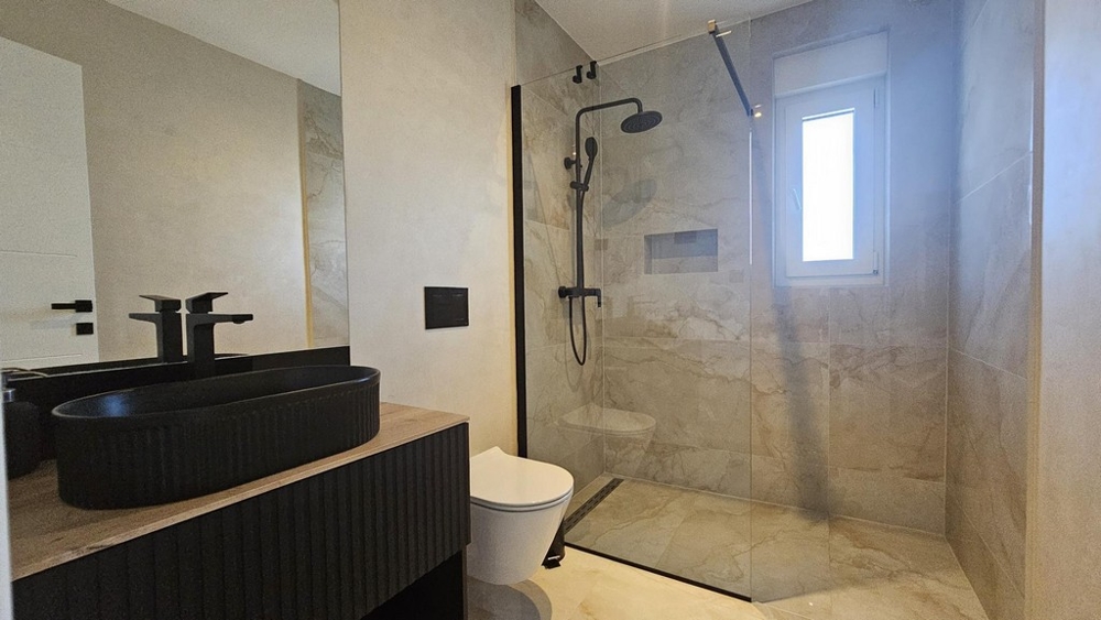 Badrum med dusch och fönster