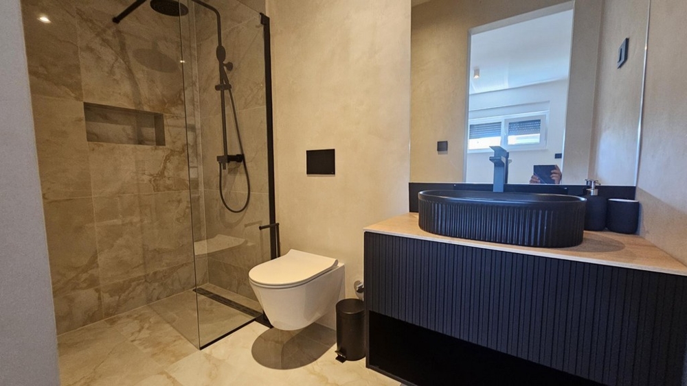 Modernt badrum med svart handfat