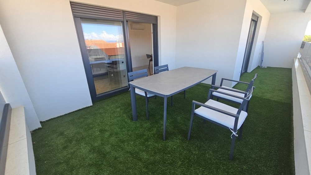 Täckt terrass med sittgrupp