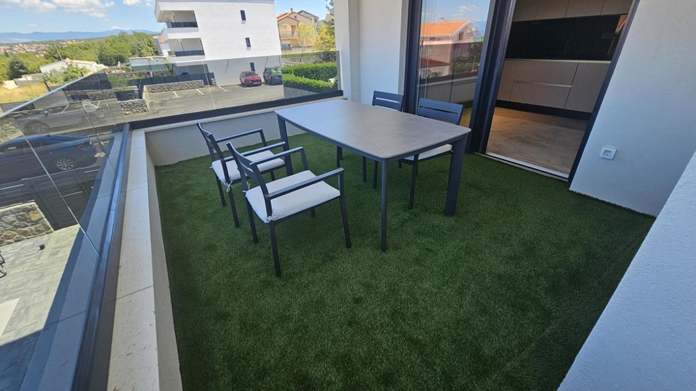 Terrass med konstgräs av fastighet A3698 på Krk i Kroatien.