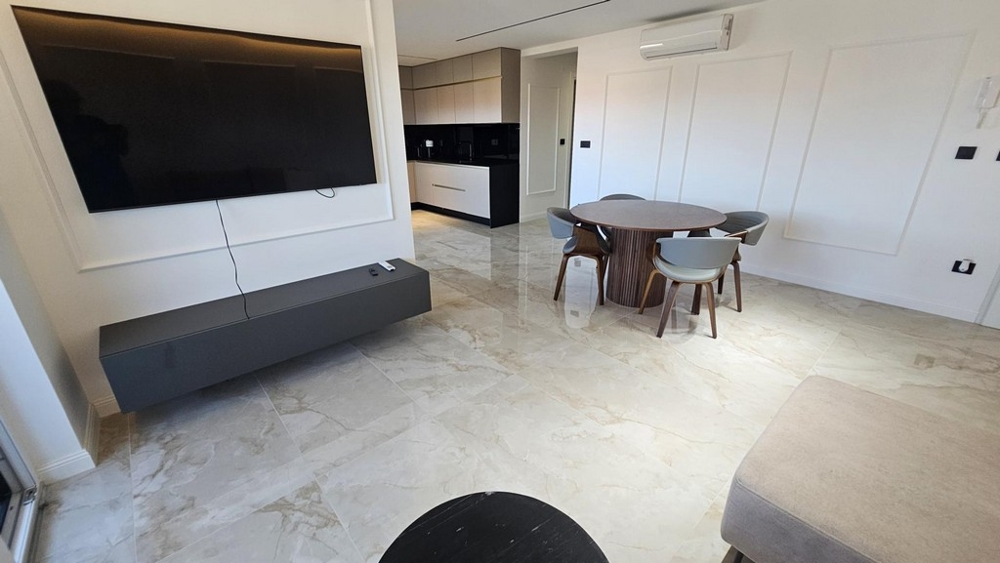 Modernt vardagsrum med keramiska plattor av hög kvalitet - fastighet A3698 på ön Krk.