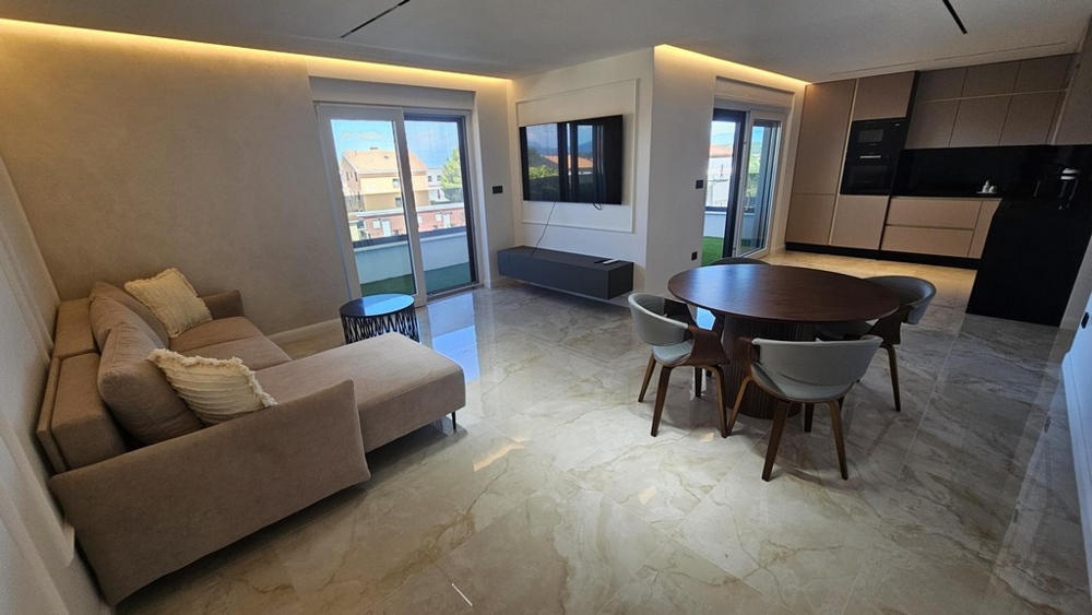 Vardagsrum med soffa och terrass