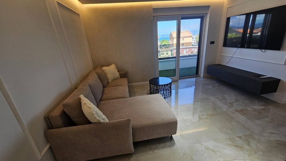 Vardagsrum med utsikt över havet