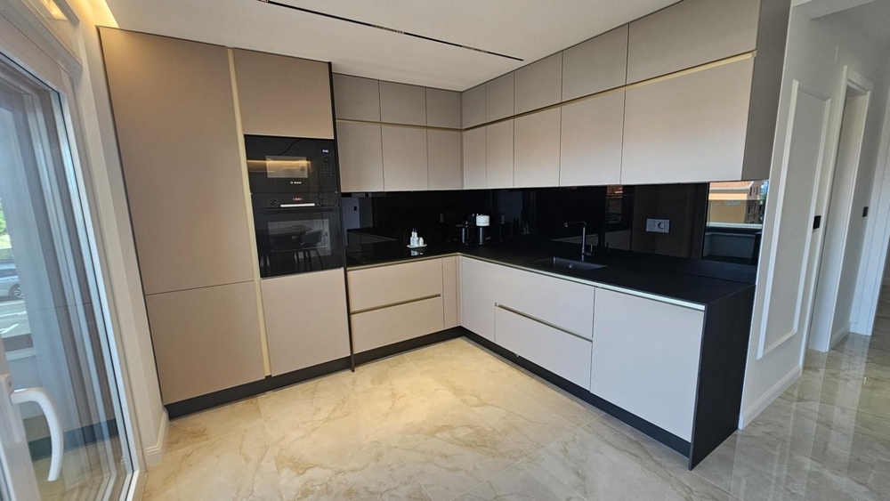 Modernt utrustat kök i beige - fastighet A3698 Ön Krk.