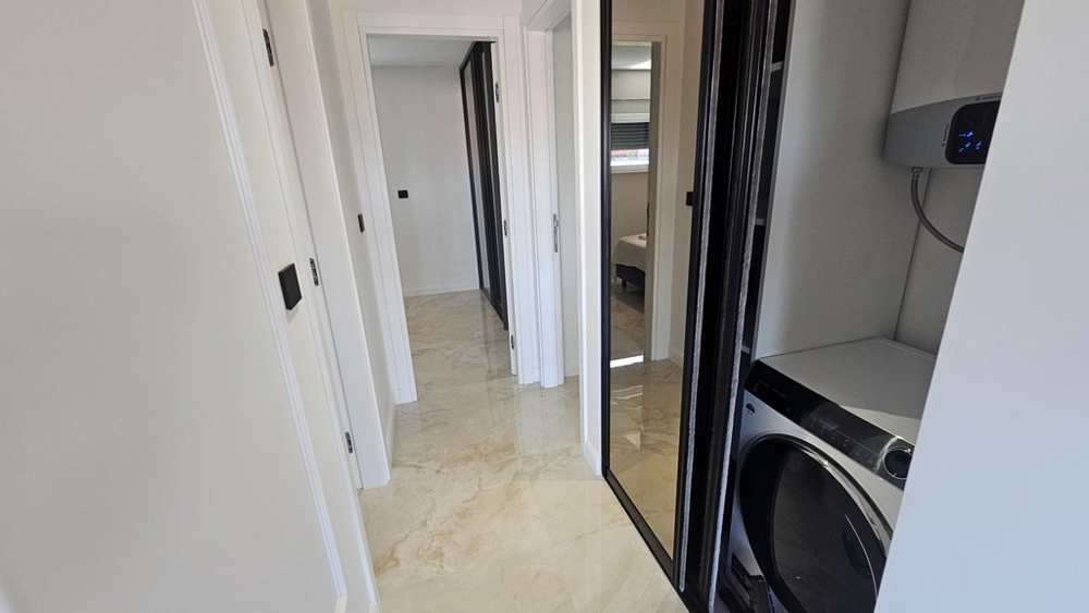 Hall med inbyggt skåp och tvättstuga