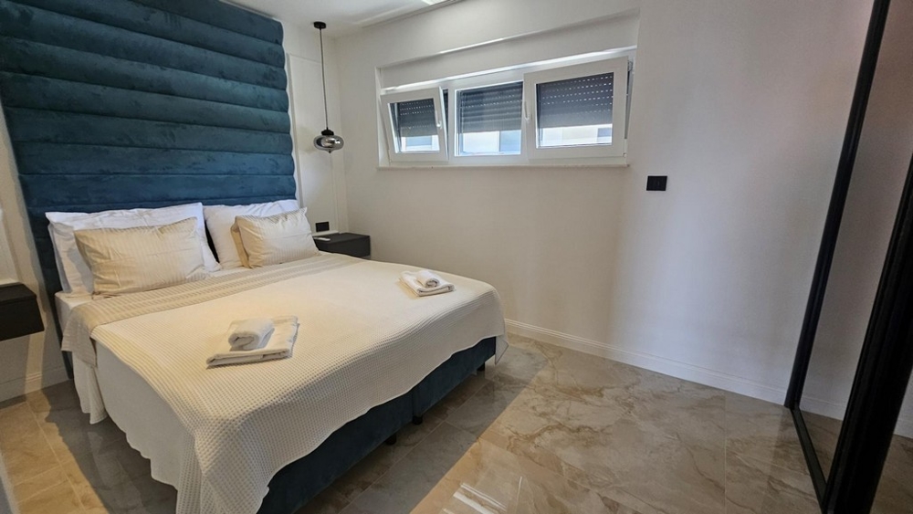 Sovrum med blå sänggavel