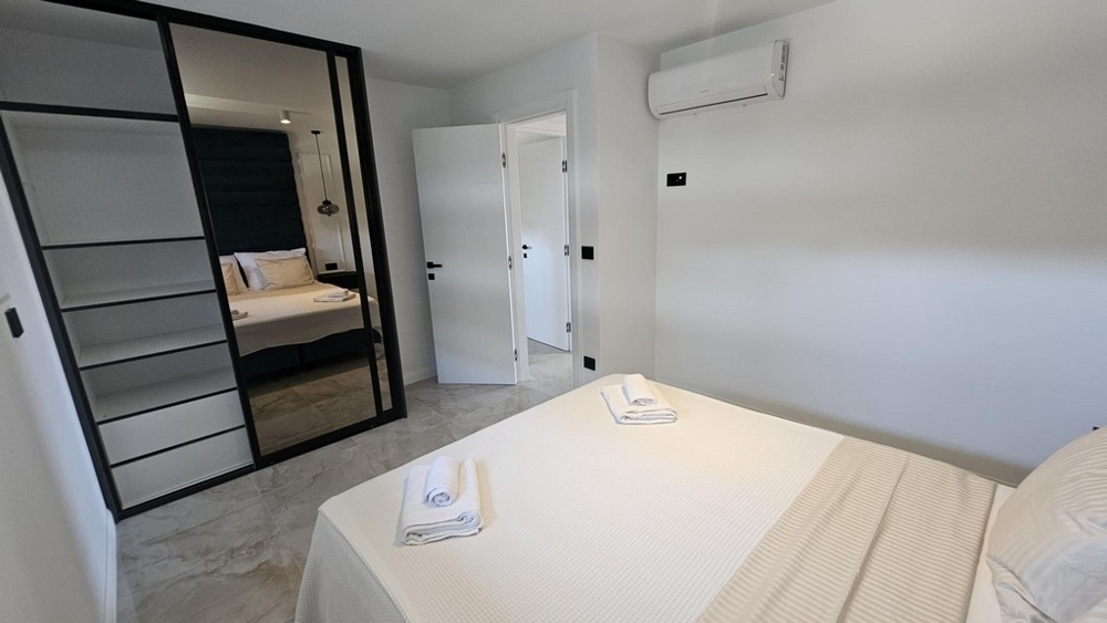 Sovrum med spegelskåp