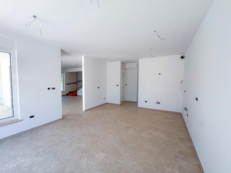 Ljust vardagsrum med utgång till altan