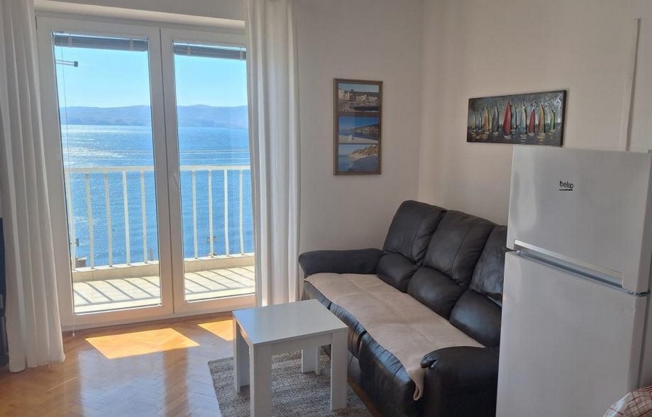 Vardagsrum av fastighet A3700 med panoramautsikt över havet.