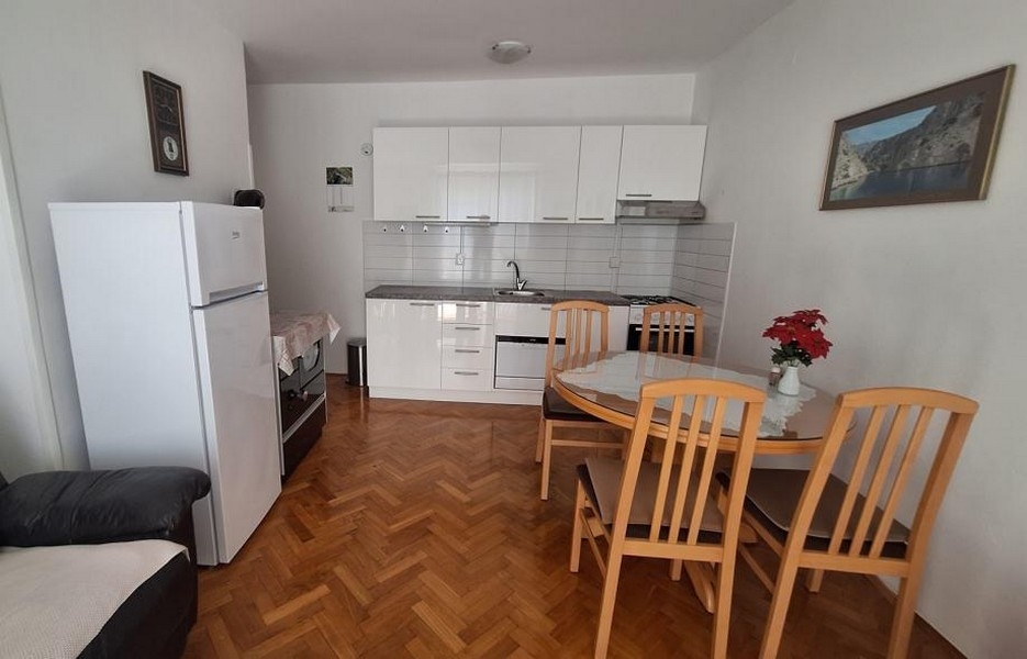 Kök och matplats i lägenhet A3700 i Senj, Kroatien - Panorama Scouting.