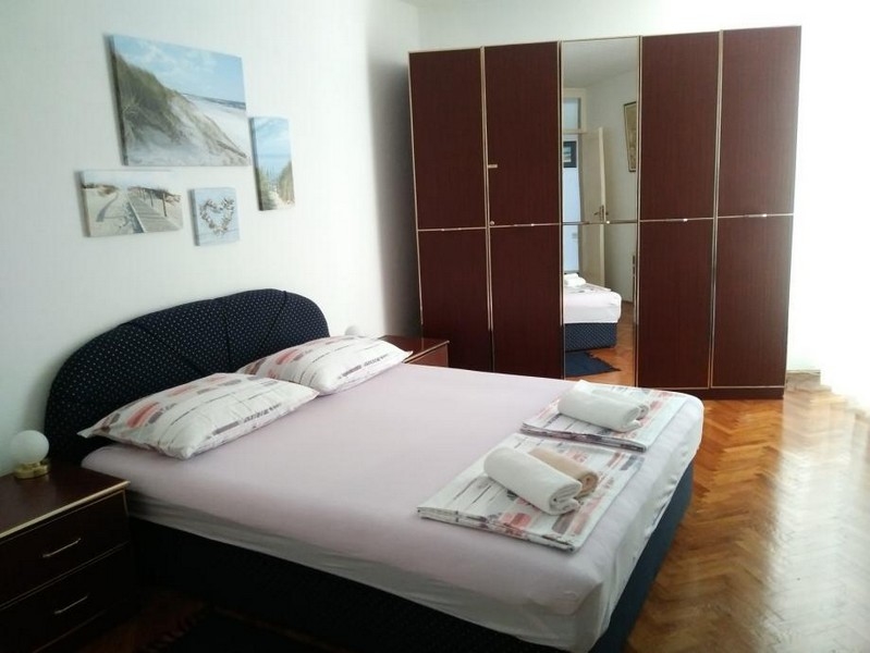 Sovrum med garderob.