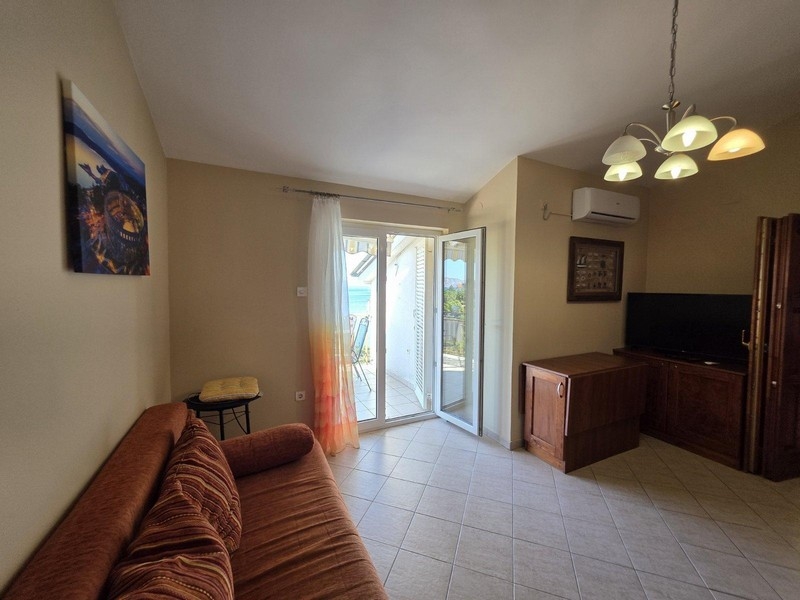 Vardagsrum med utgång till terrassen