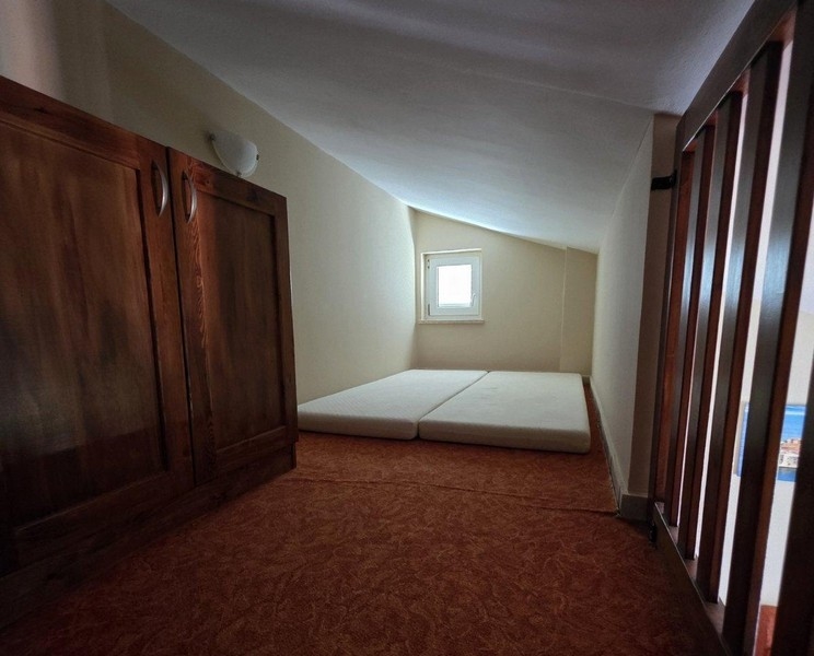 Galleri med två madrasser under sluttande tak