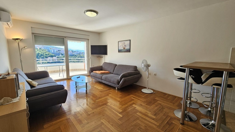 Ljust vardagsrum med utgång till altan