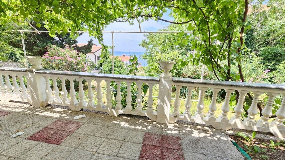 Utsikt över terrassen till lägenhet A3704, som är till salu i Kroatien.