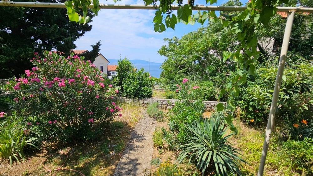 Havsutsikt från utsidan av fastigheten.