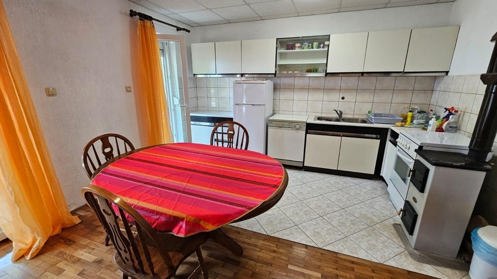 Kök med matbord och utgång till altan