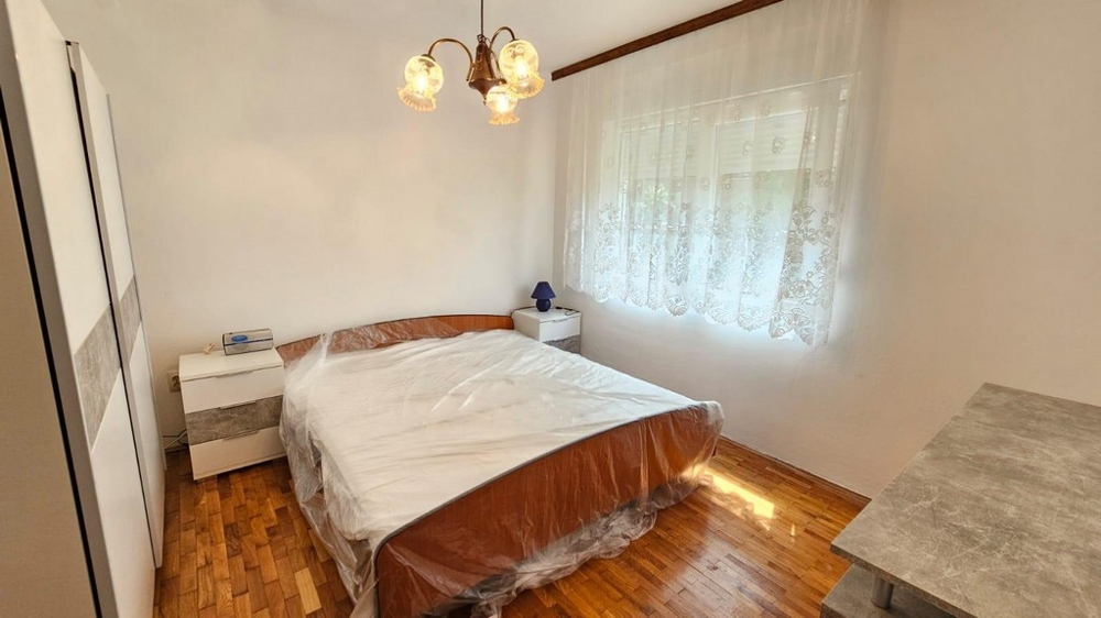 Sovrum med dubbelsäng, garderob och dagsljusfönster