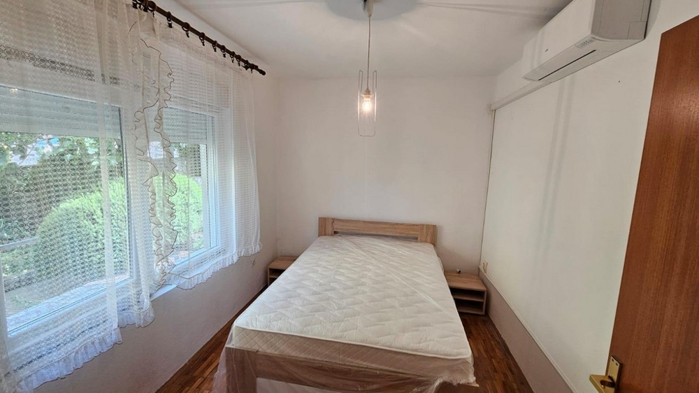 Andra sovrummet med stort fönster och luftkonditionering